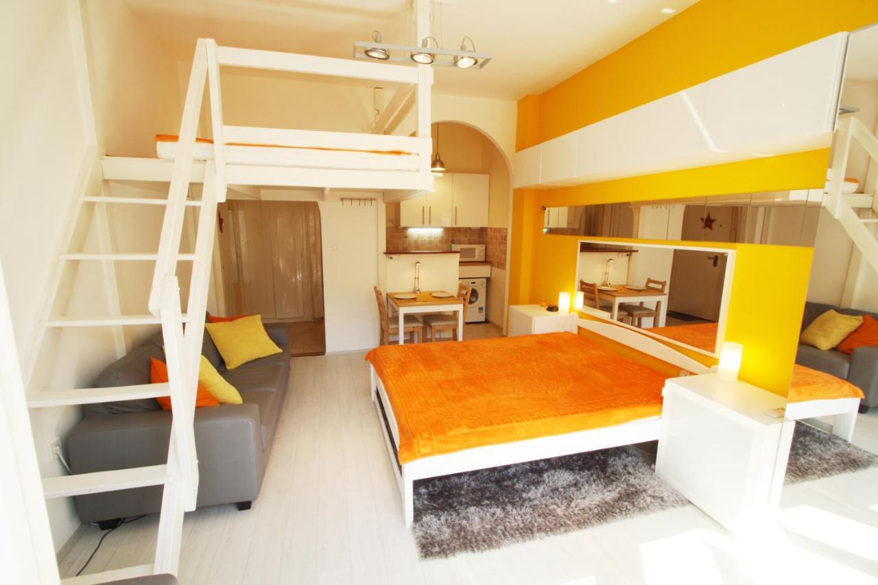 Sunny Studio With Balcony In Party District Budapesta Exterior foto