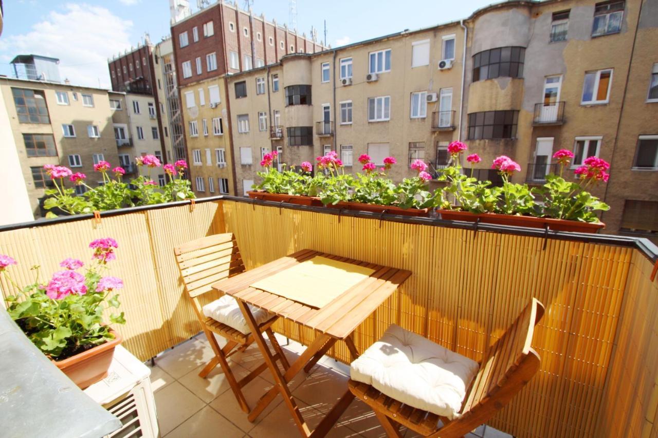 Sunny Studio With Balcony In Party District Budapesta Exterior foto