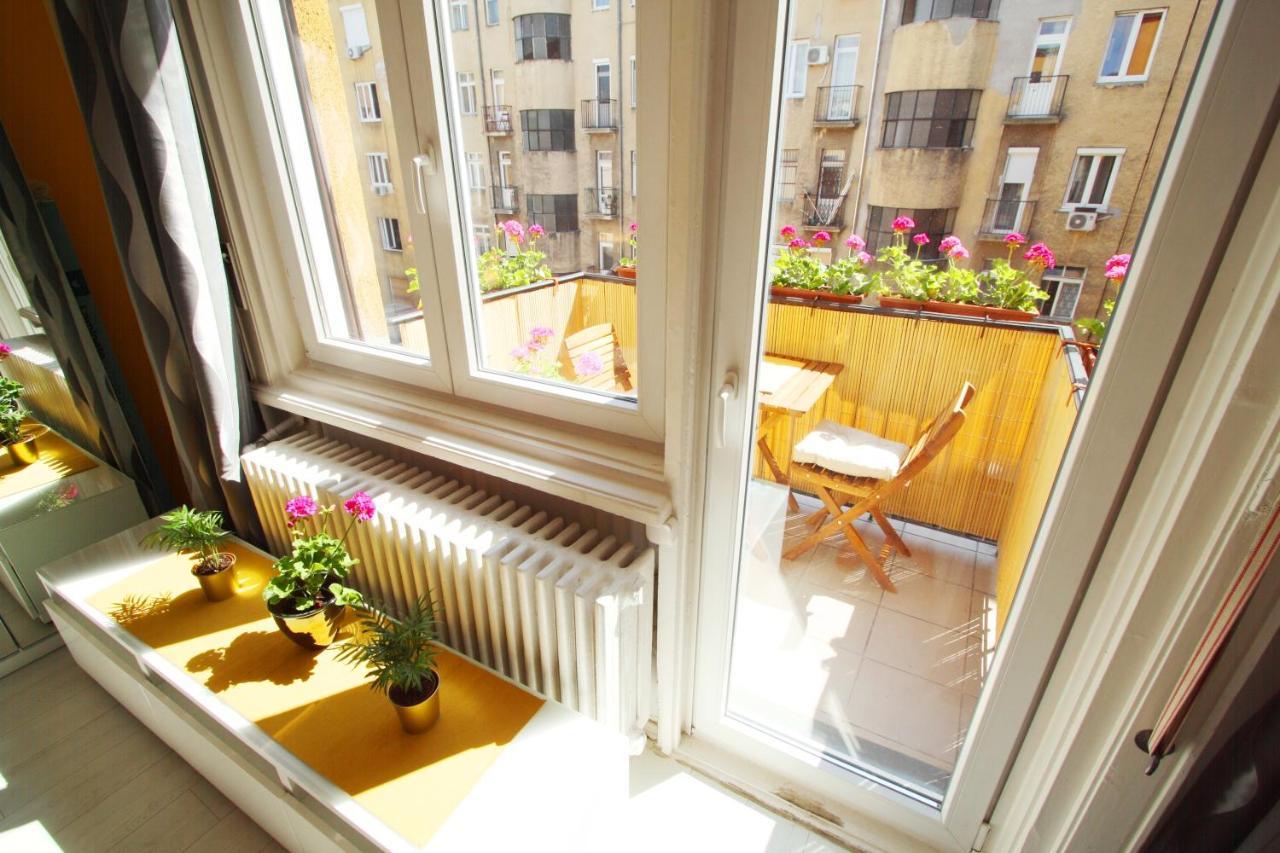 Sunny Studio With Balcony In Party District Budapesta Exterior foto