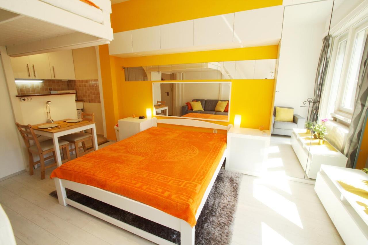 Sunny Studio With Balcony In Party District Budapesta Exterior foto