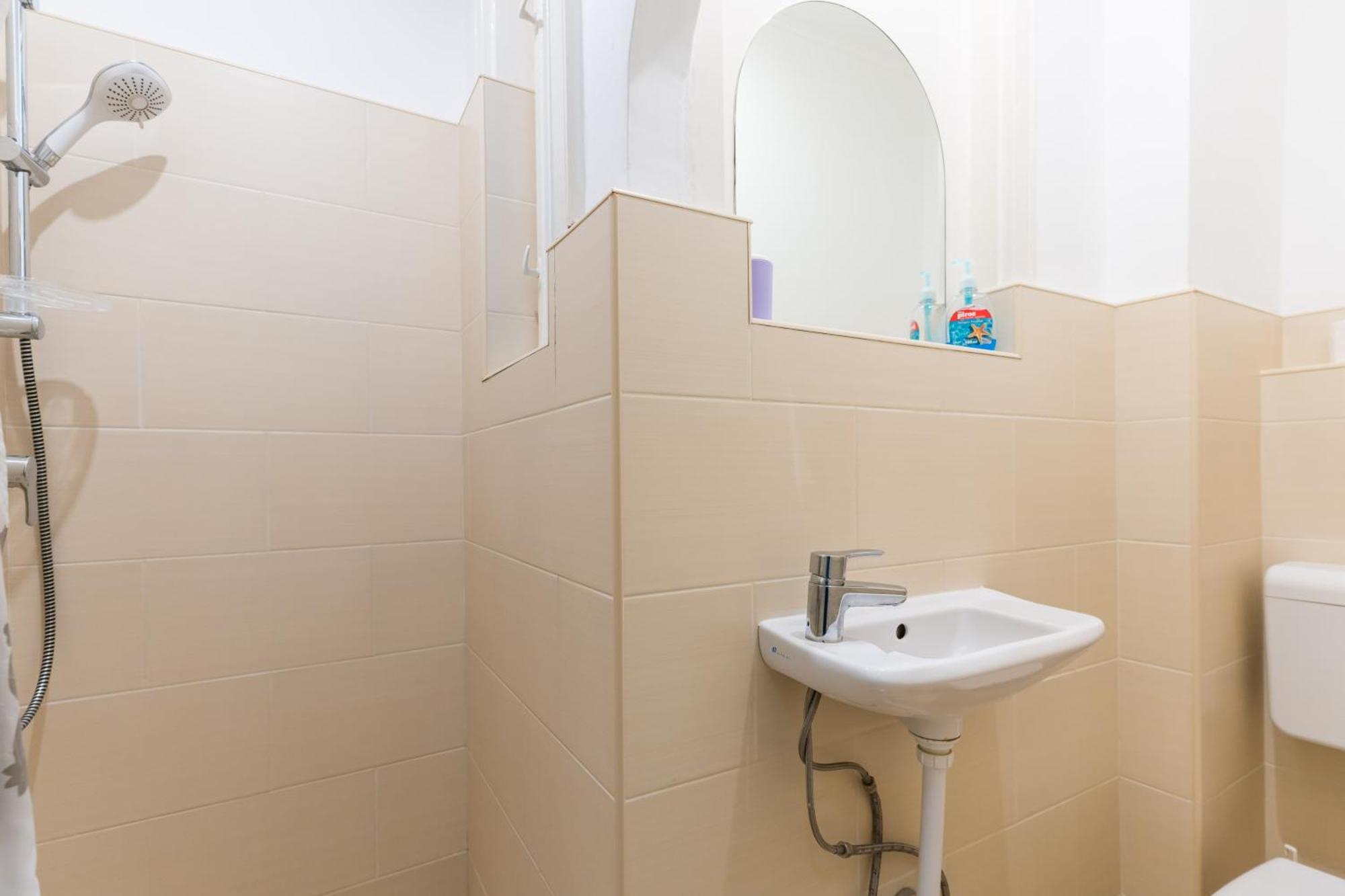 Sunny Studio With Balcony In Party District Budapesta Exterior foto