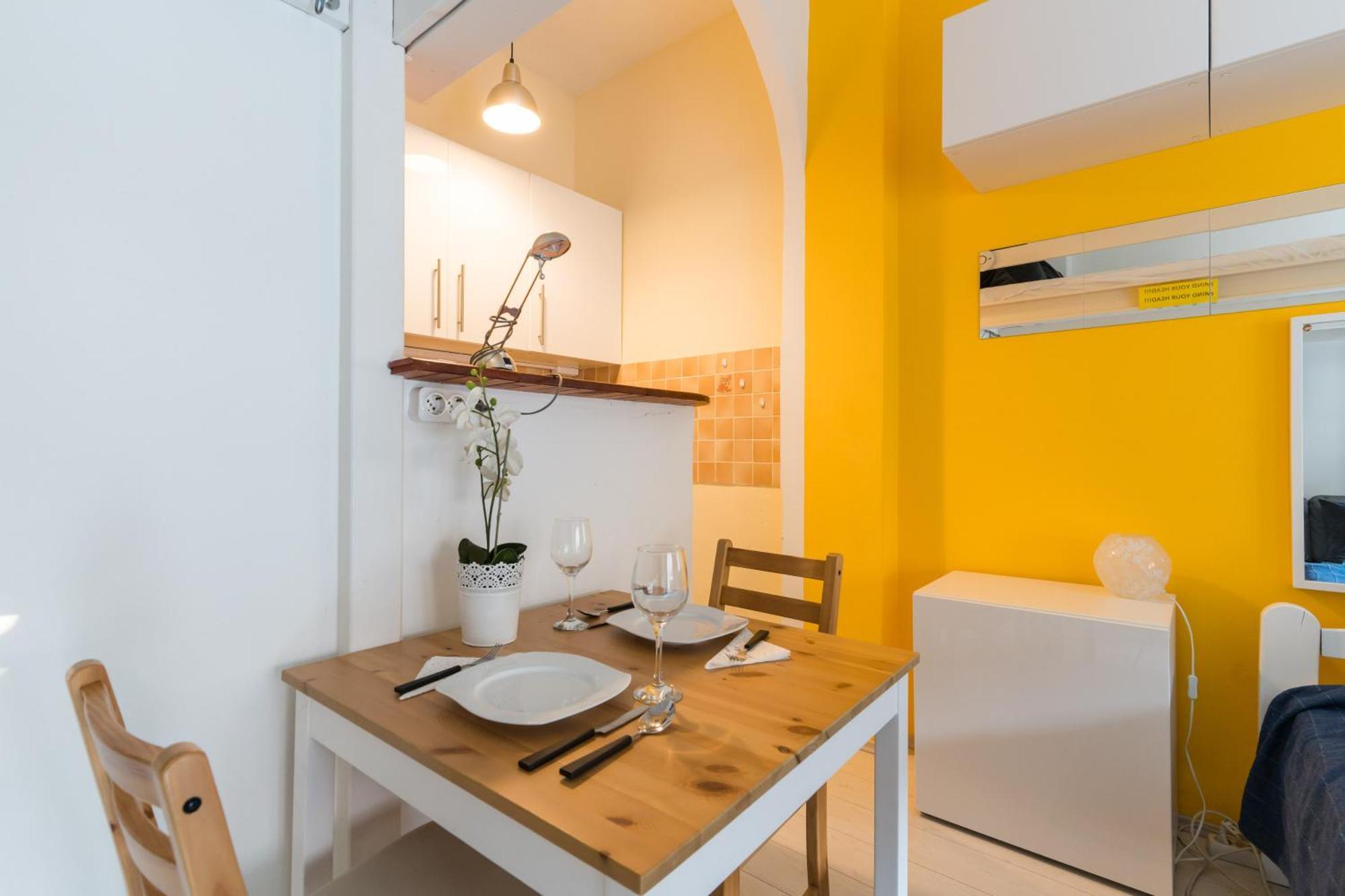 Sunny Studio With Balcony In Party District Budapesta Exterior foto